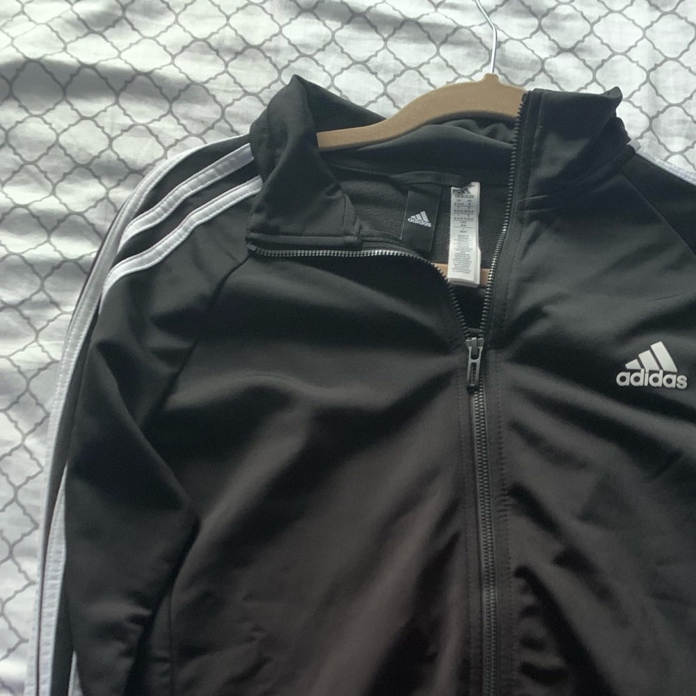 Hello I’m selling this adidas jacket